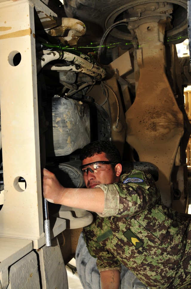Army mechanics help Afghans learn tools of trade