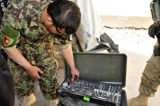 Army mechanics help Afghans learn tools of trade