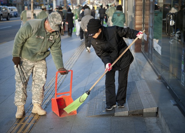Yongsan Soldiers clean up Itaewon