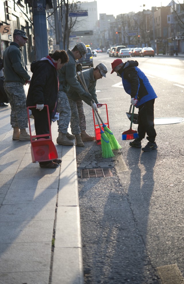 Yongsan Soldiers clean up Itaewon