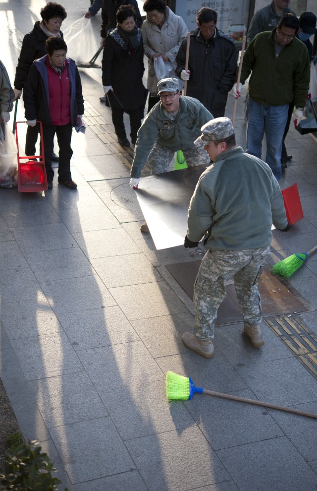 Yongsan Soldiers clean up Itaewon