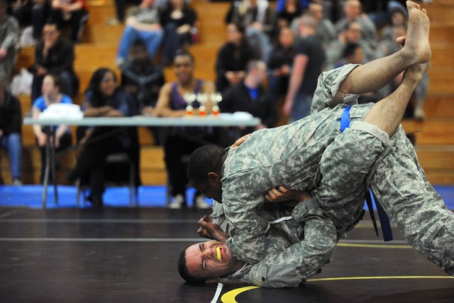 Soldiers test hand-to-hand combat skills 