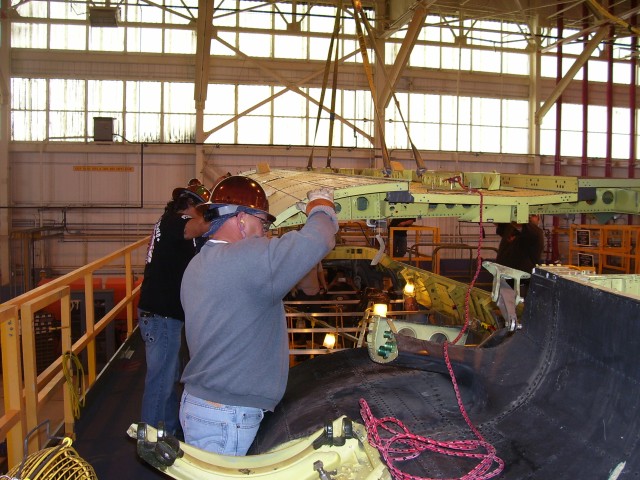 Depot artisans install roof kit on MH-47G