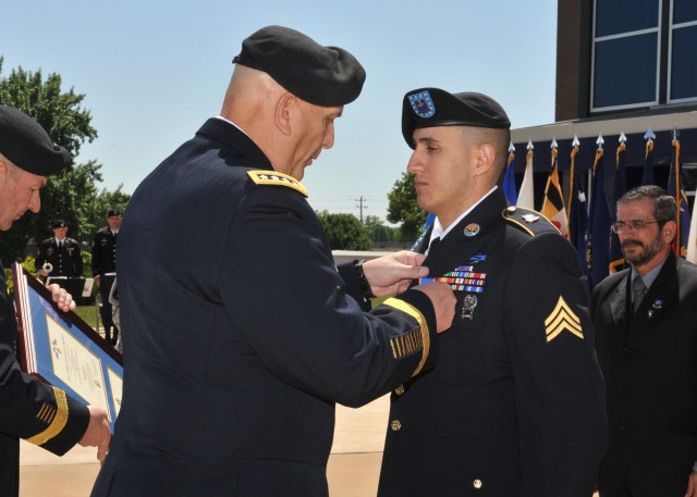 101st Airborne Division's Pereira receives Distinguished Service Cross