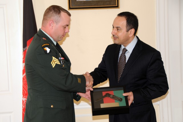 Sgt. Hirt meets Ambassador Hakimi