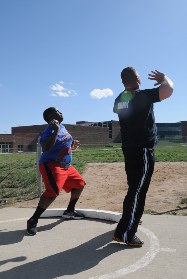 Army Veteran train with students during 2012 Warrior Games