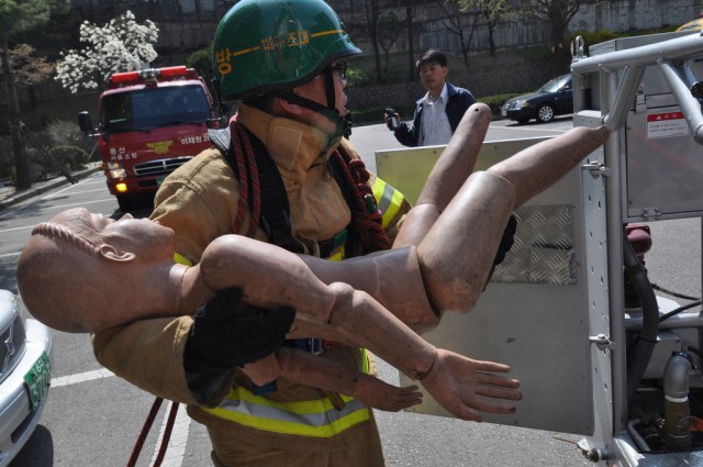 Yongsan-gu and Garrison fire departments showcase firefighting skills