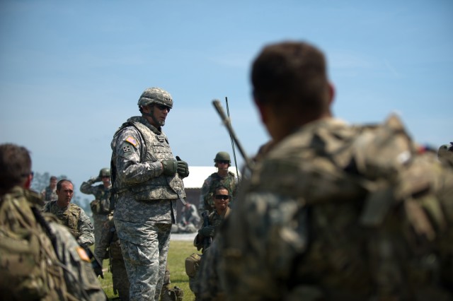 Odierno speaks with Screaming Eagle Soldiers