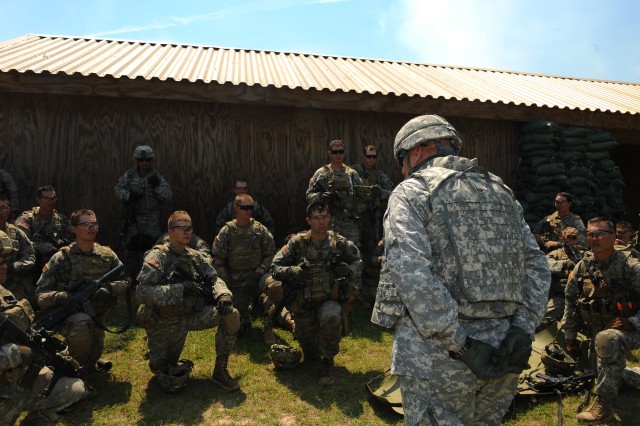 Odierno speaks with Screaming Eagle Soldiers