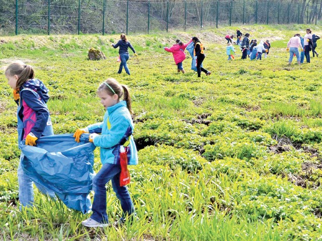 Girl, Cub Scouts clean up around Baumholder housing area