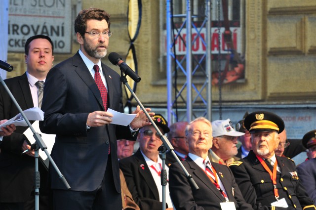 U.S. Ambassador Norman Eisen speaks at Pilsen Liberation Festival