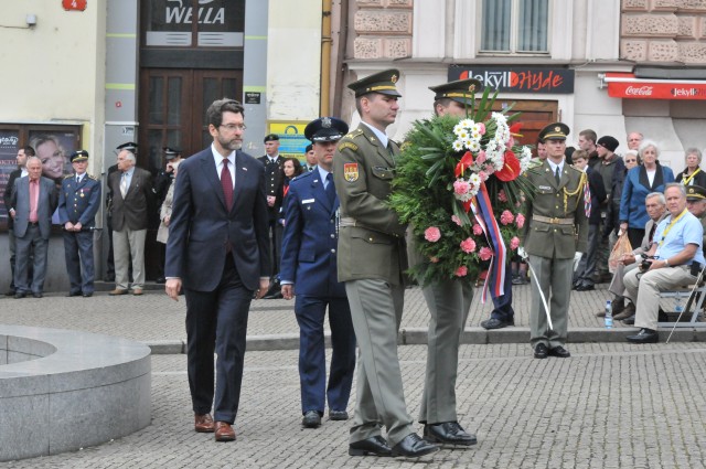 U.S. Ambassador Eisen present wreath at Pilsen Liberation Festival
