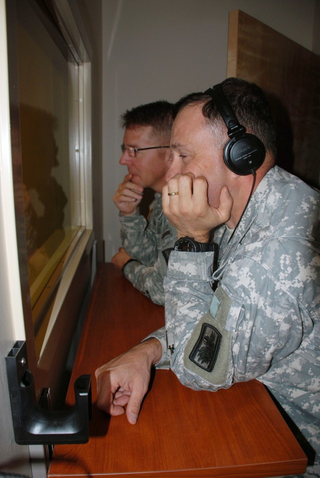Commanders watch interrogation training
