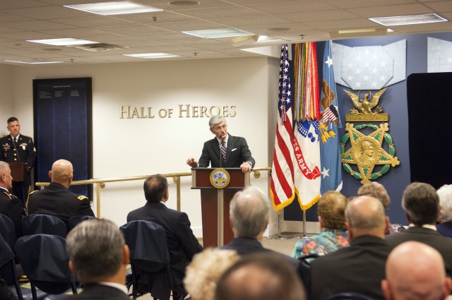 Army Secretary honors Sabo at Hall of Heroes induction