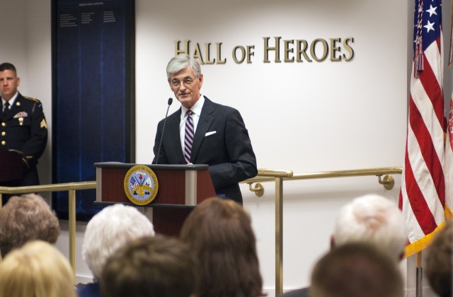 Army Secretary honors Sabo at Hall of Heroes induction