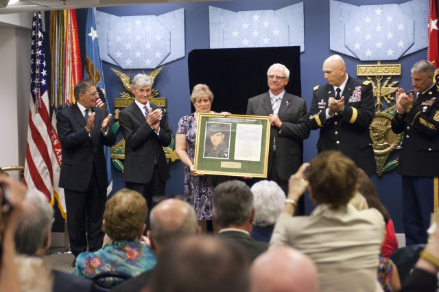 Army Secretary honors Sabo at Hall of Heroes induction