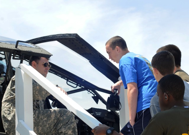 Soldiers school public about Army at 2012 JSOH
