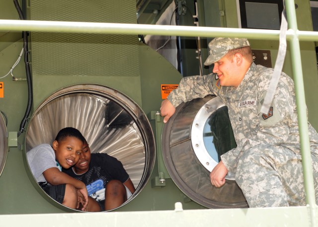 Soldiers school public about Army at 2012 JSOH