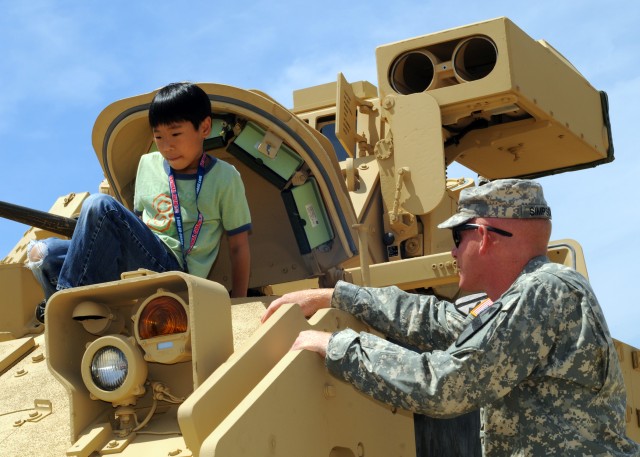 Soldiers school public about Army at 2012 JSOH