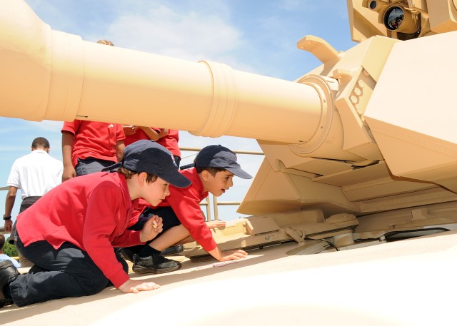 Soldiers school public about Army at 2012 JSOH
