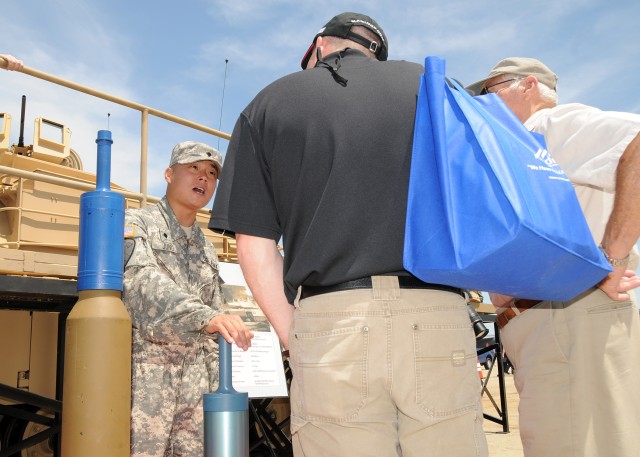 Soldiers school public about Army at 2012 JSOH