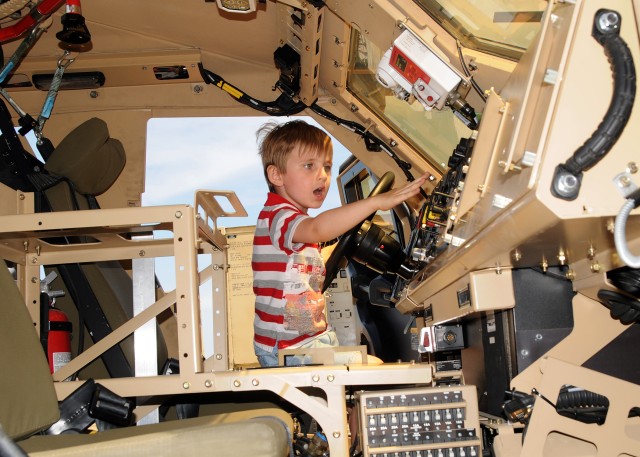 Soldiers school public about Army at 2012 JSOH