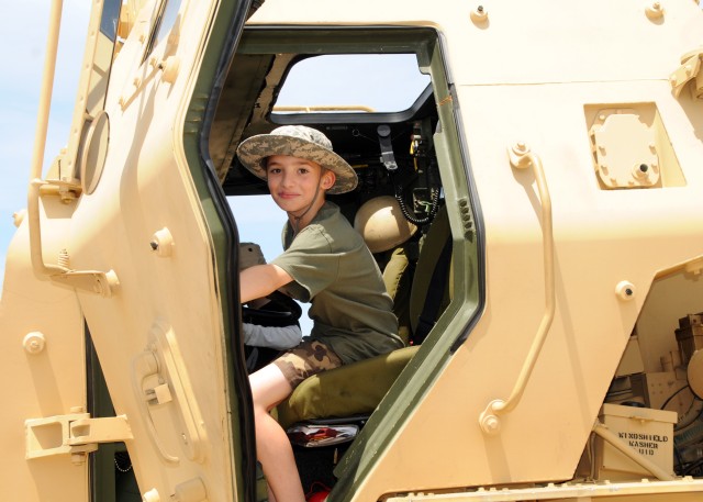 Soldiers school public about Army at 2012 JSOH