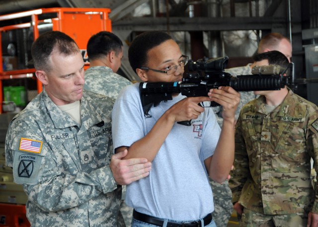 Soldiers school public about Army at 2012 JSOH
