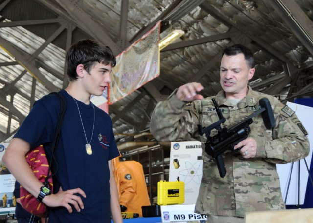 Soldiers school public about Army at 2012 JSOH