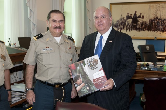 Senior Mexican officers visit the Pentagon