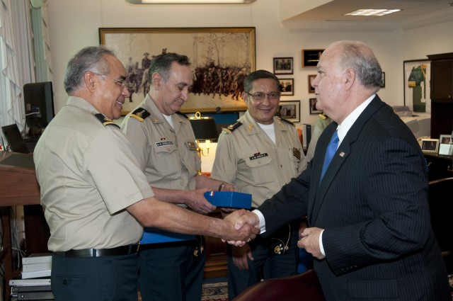 Senior Mexican officers visit the Pentagon