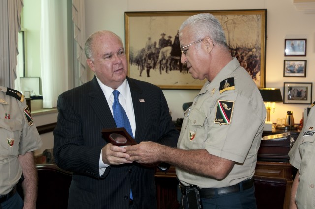 Senior Mexican officers visit the Pentagon