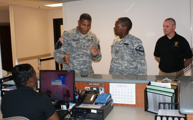 CRDAMC commander meets with 1st Cavalry Division Soldier, patient