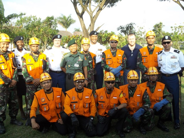 USARPAC delegation with TNI rescue team