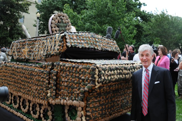 Army marks 237th birthday with thanks, tank, cupcakes