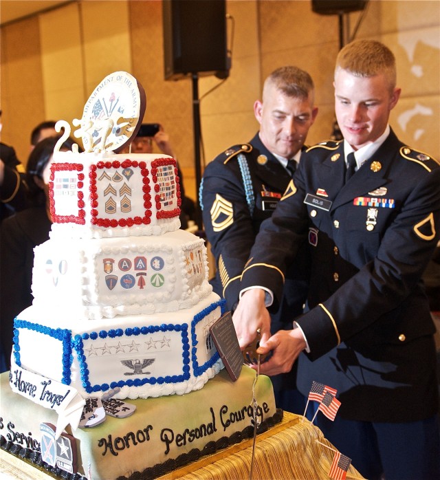 10th Mountain Division Soldiers attend banquet in NYC