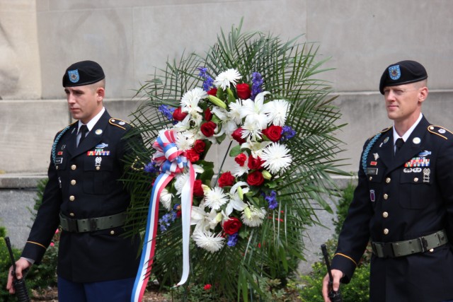 10th Mountain Division Soldiers participate in WWII Memorial Wreath Laying Ceremony