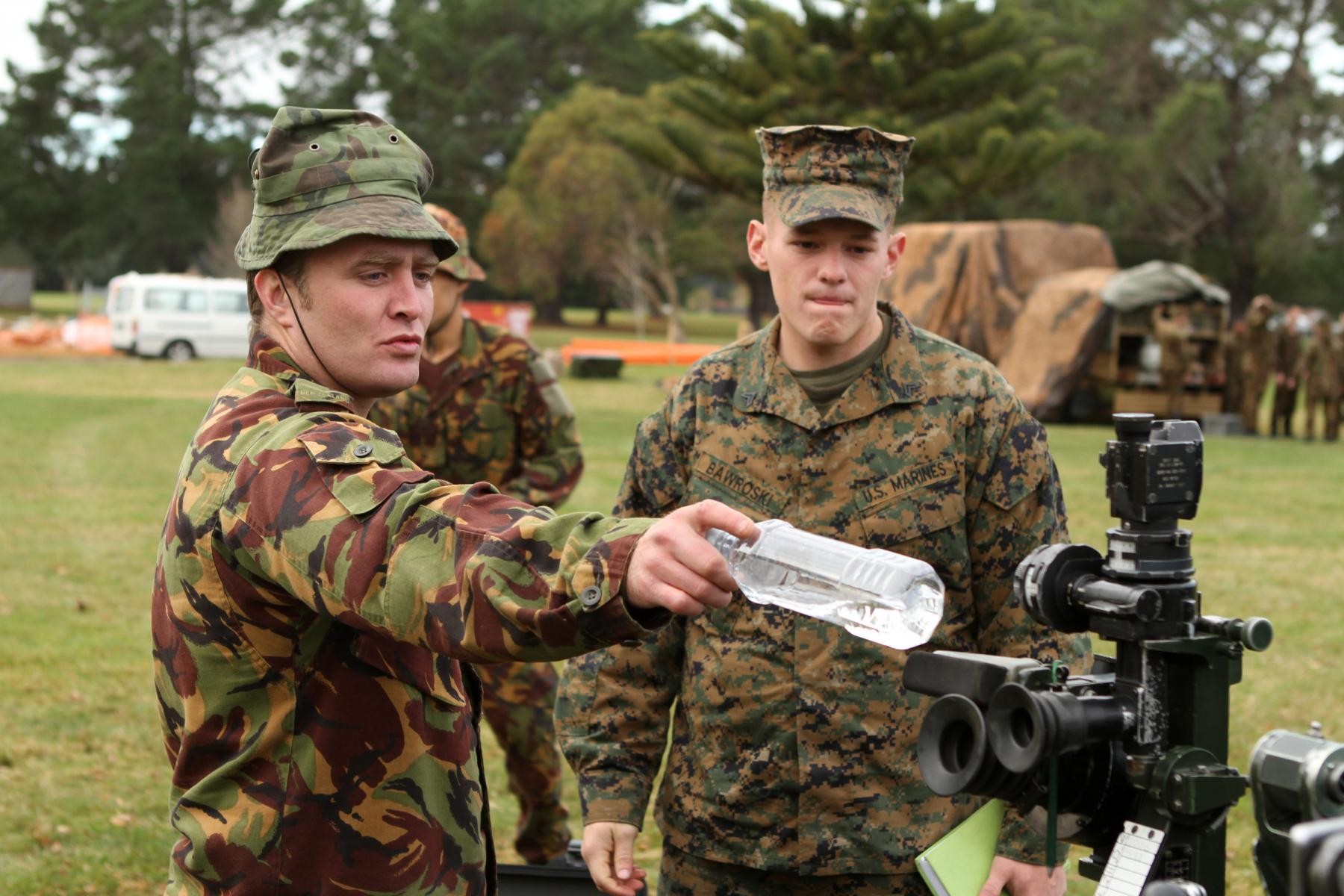 new-zealand-gunners-introduce-u-s-marines-to-big-guns-during-exercise