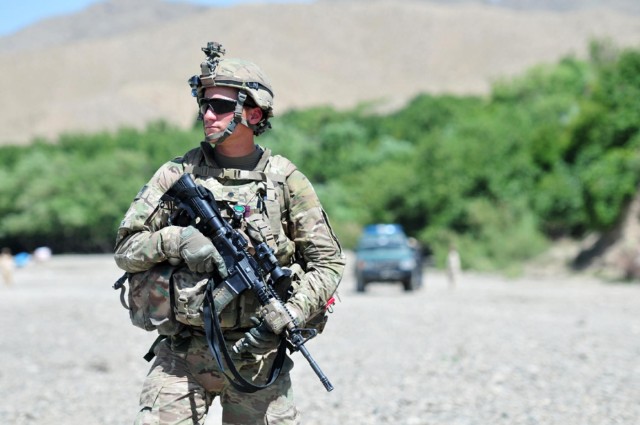 Soldiers dismount for patrol in Enjergay