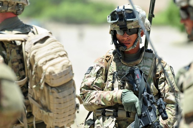 Soldiers dismount for patrol in Enjergay