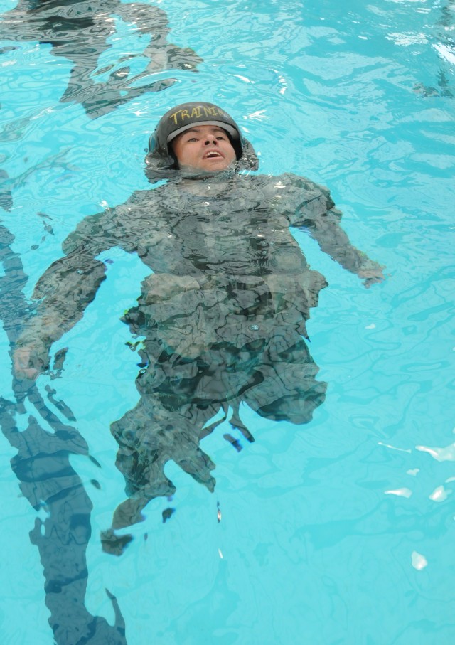 Aircrews train on water survival skills