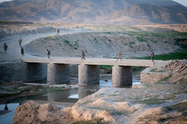 Paratroopers, Afghans build post in heart of Taliban country