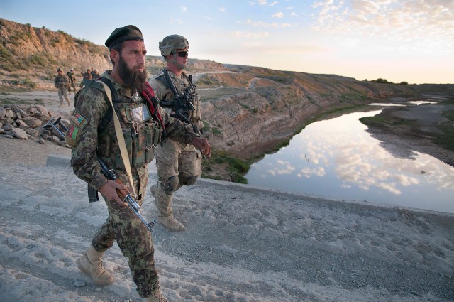 Paratroopers, Afghans build post in heart of Taliban country