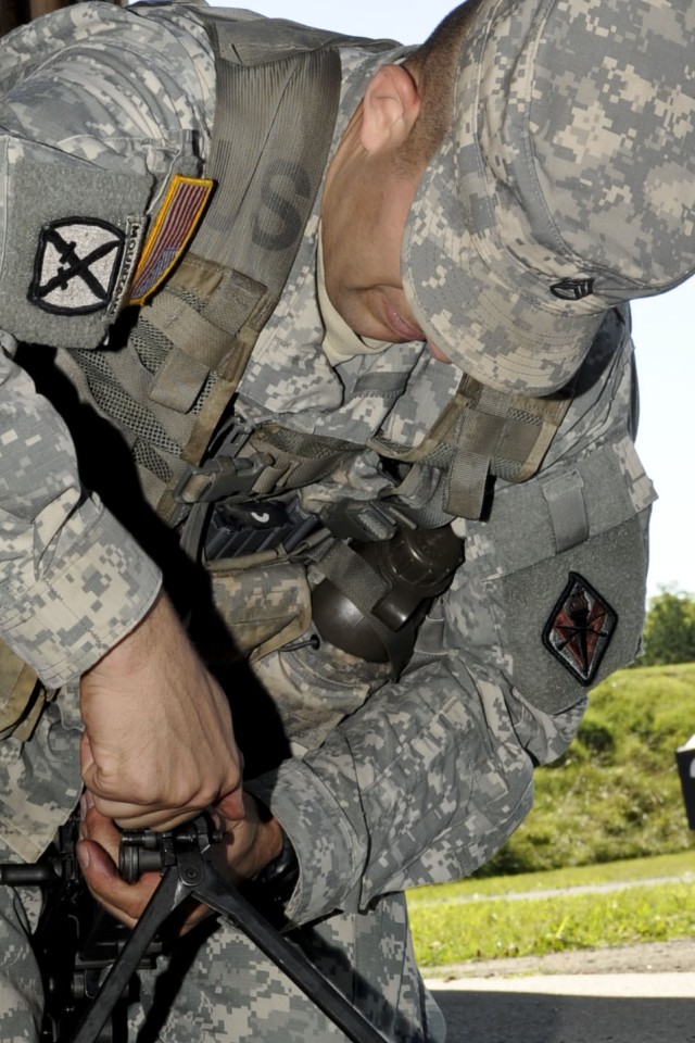 Drill Sergeant Heilman disassembles M249 machine gun during DSOY competition