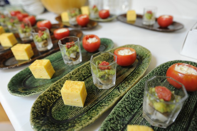 'Dining in the dark' at Camp Zama teaches participants to savor the flavor
