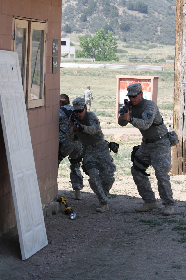 Fort Carson MPs train for special reaction team