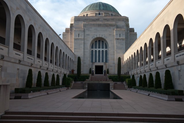 Odierno visits Australian War Memorial