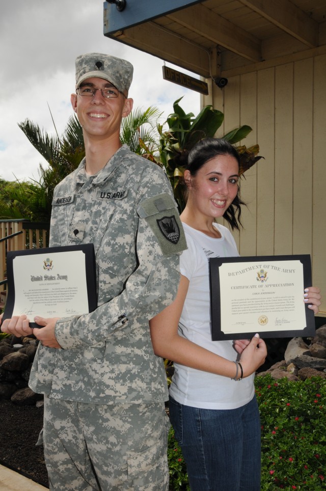 Signal Soldier skydives to celebrate reenlistment