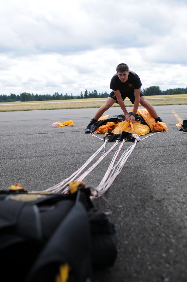 Packing parachutes