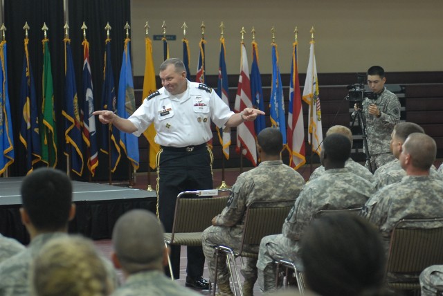 General James D. Thurman visits Camp Humphreys